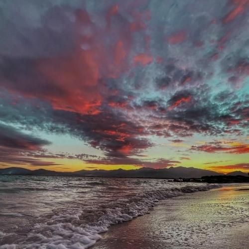 من دلم تنگه واسه یکم خنده باز بخندم از ته دلم