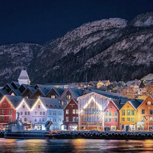 میپوشم مشکی دستم تسبیح تو جیبم قاشق