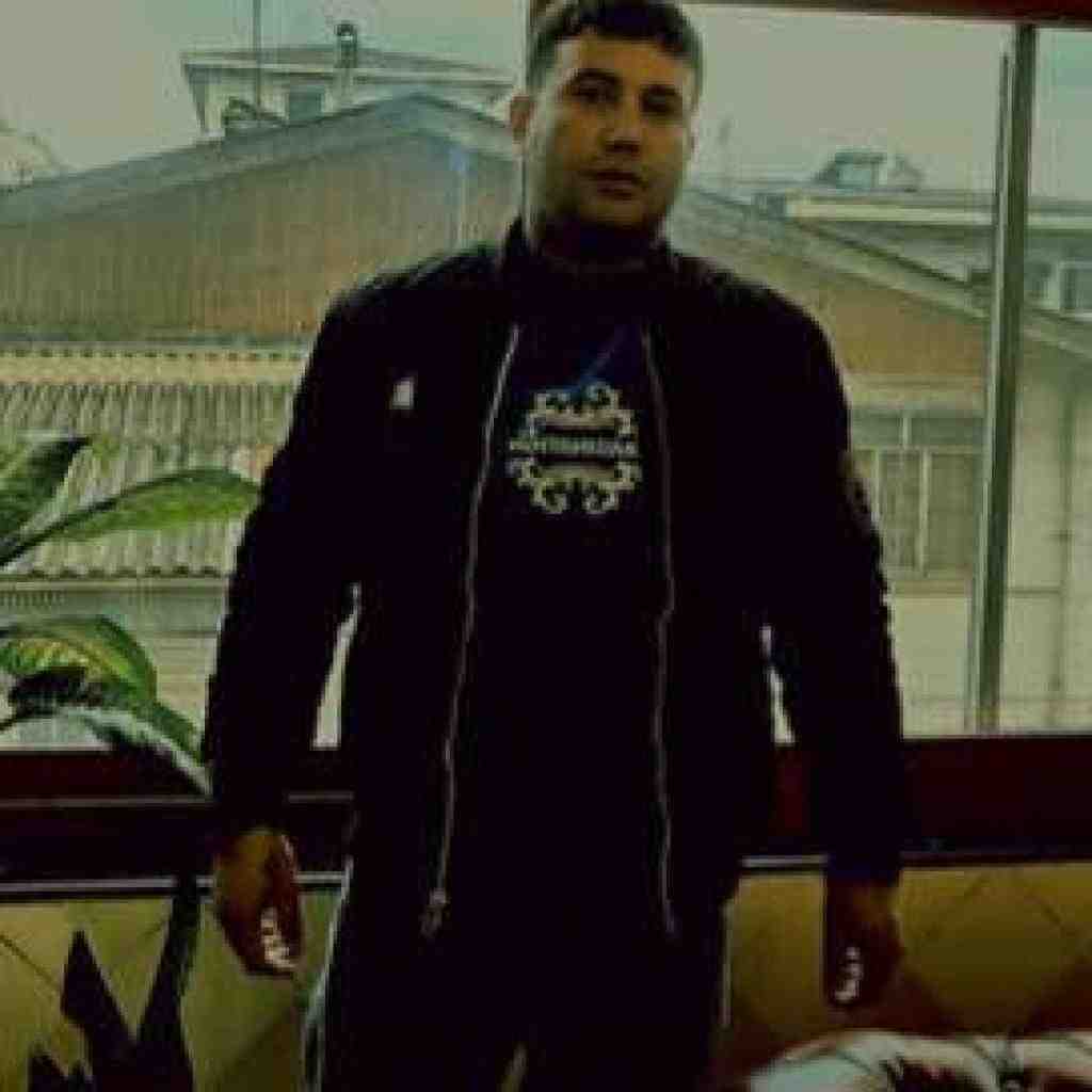 علی احمدیانی  بیگانه