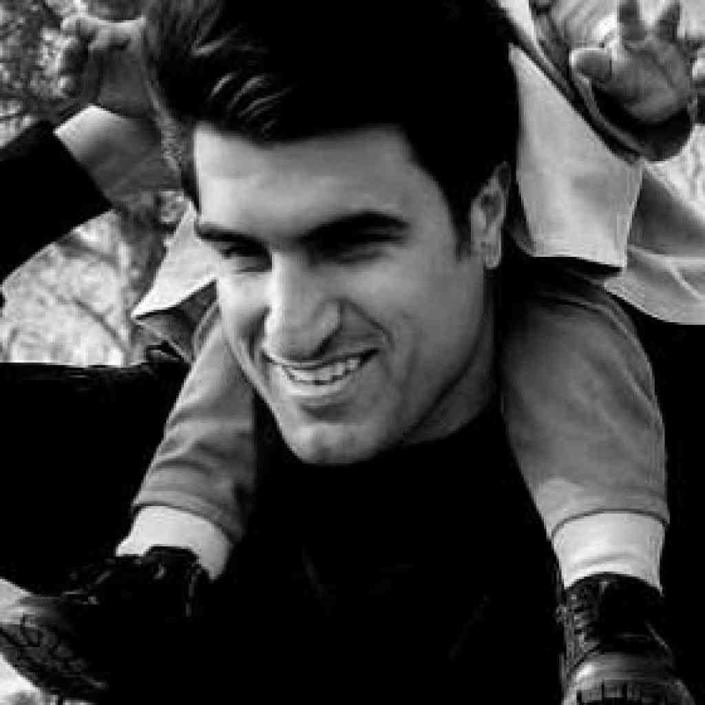 محسن لرستانی  رو تک درخت خونه یه یاکریم نشسته