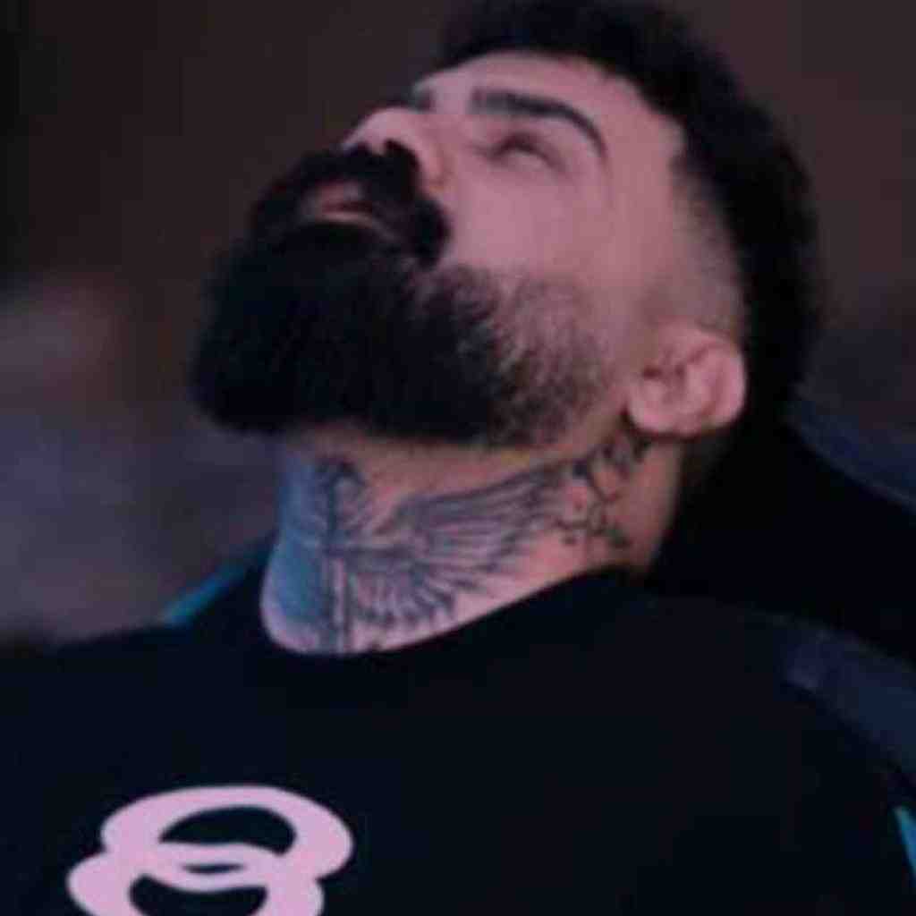 فرهاد جهانگیری  سی بکه چویلم گرد رنگ رژ لبت ست کردمه