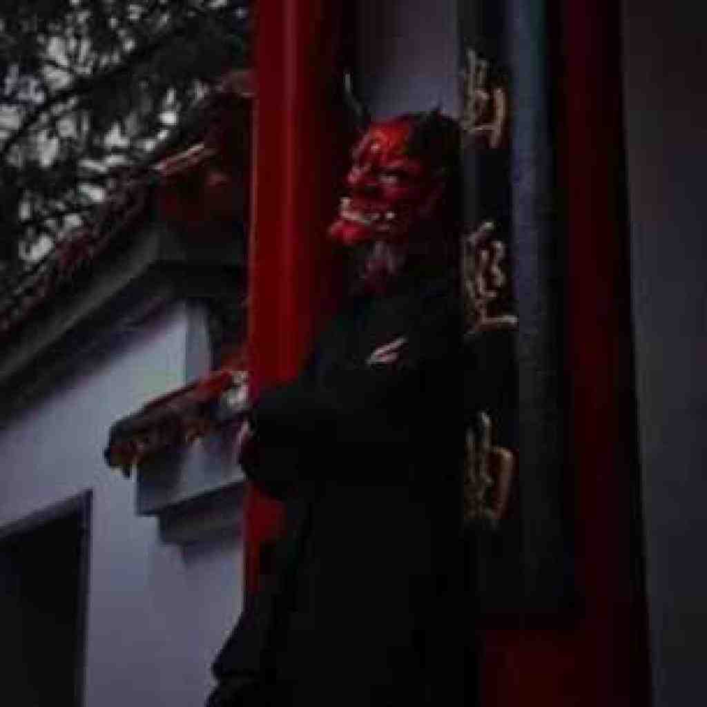 حمید صفت و هیچکس و قاف و ایسین و حصین یاکوزا