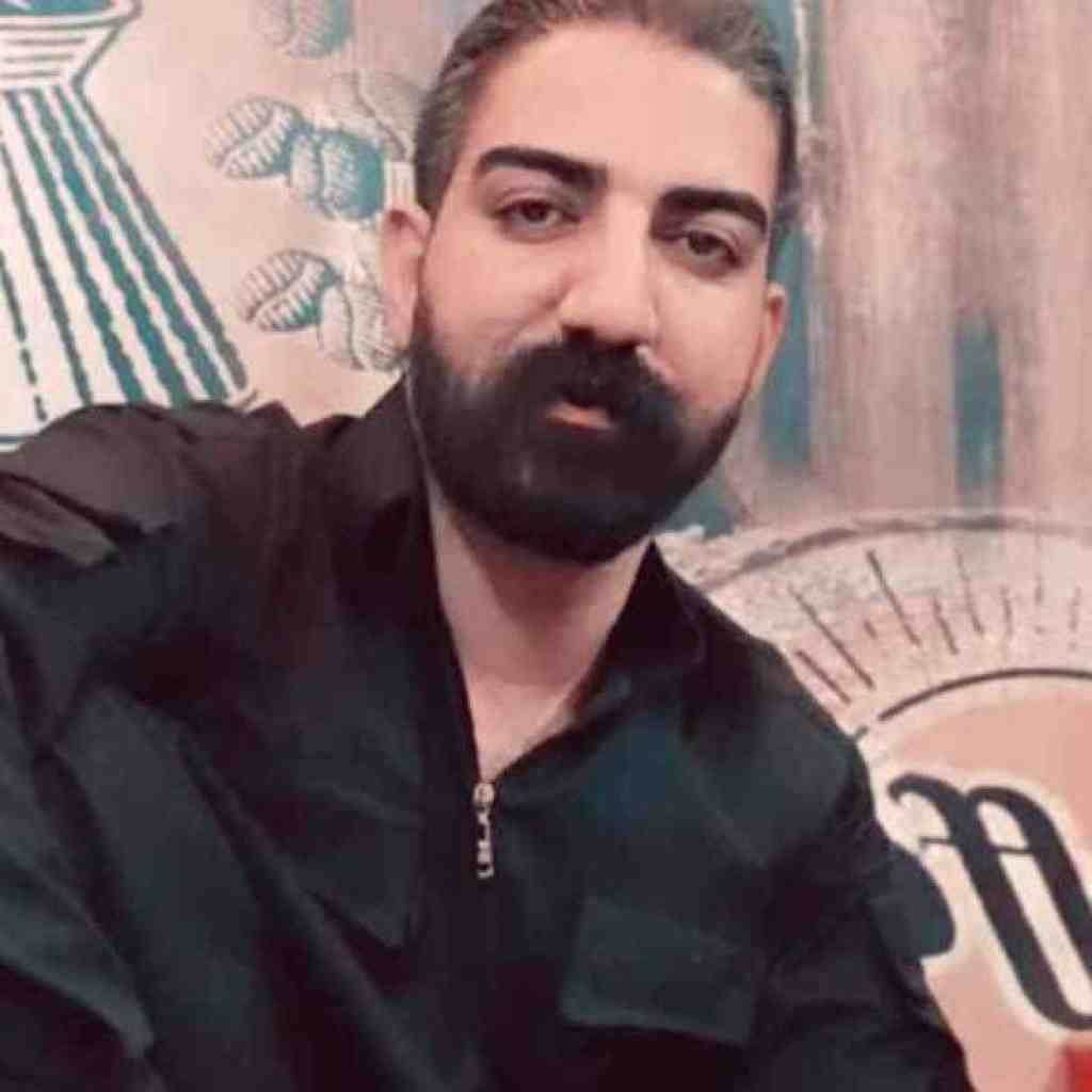 میلاد غلامی  یقه واز مانتو کل تهرانه یا استانبول